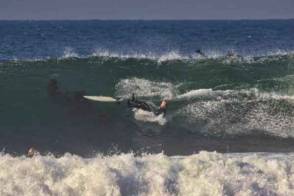 Leo Carrillo Eyalet Plajı Nda Büyük Yaz Dalgalarında Sörf — Stok fotoğraf