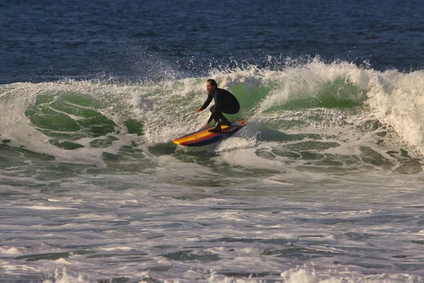 Серфинг Больших Летних Волнах Пляже Leo Carrillo State Beach Калифорнии — стоковое фото