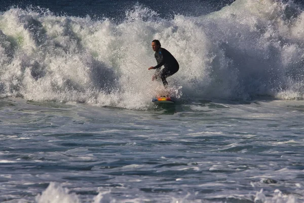 カリロ州立ビーチで大きな夏の波をサーフィンカリフォルニア07 2021 — ストック写真