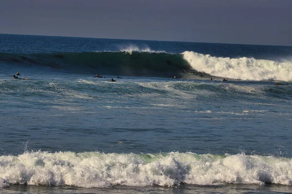 Surfer Sur Les Grandes Vagues Estivales Leo Carrillo State Beach — Photo