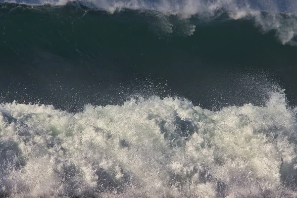 Szörfözés Nagy Nyári Hullámok Leo Carrillo State Beach California — Stock Fotó