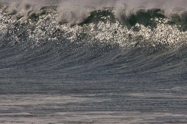 Серфинг Больших Летних Волнах Калифорнийском Пляже Лео Каррилло — стоковое фото