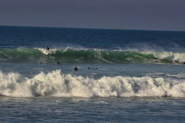 Серфинг Больших Летних Волнах Пляже Leo Carrillo State Beach Калифорнии — стоковое фото