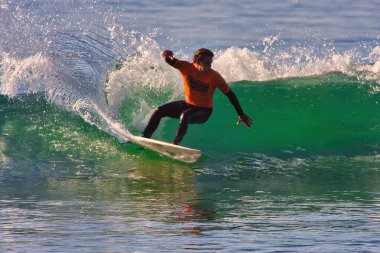 California 'da Rincon Klasiği' nde sörf. 01-18-2021.