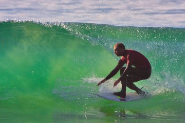 Kaliforniya 'nın Rincon noktasında sörf. 01-18-2021.