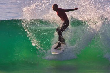 Kaliforniya 'nın Rincon noktasında sörf. 01-18-2021.