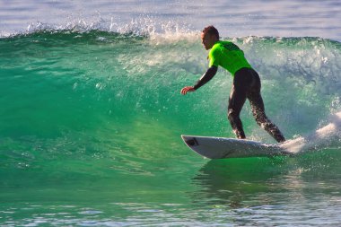 Kaliforniya 'nın Rincon noktasında sörf. 01-18-2021.