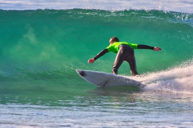 Kaliforniya 'nın Rincon noktasında sörf. 01-18-2021.