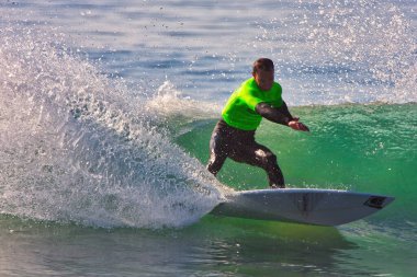 Kaliforniya 'nın Rincon noktasında sörf. 01-18-2021.