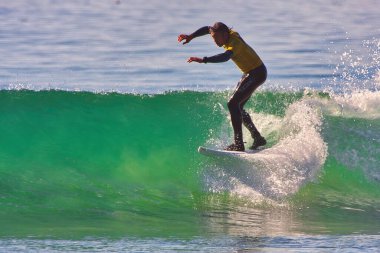 Kaliforniya 'nın Rincon noktasında sörf. 01-18-2021.