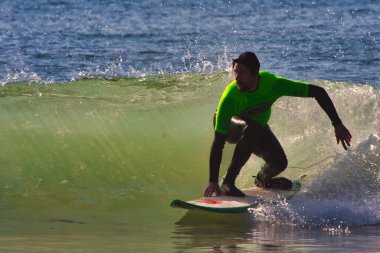 Kaliforniya 'nın Rincon noktasında sörf. 01-18-2021.