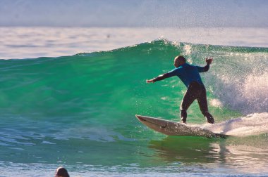 Kaliforniya 'nın Rincon noktasında sörf. 01-18-2021.