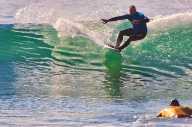 Kaliforniya 'nın Rincon noktasında sörf. 01-18-2021.