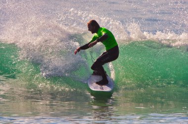 Kaliforniya 'nın Rincon noktasında sörf. 01-18-2021.