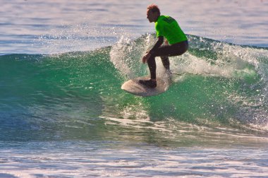 Kaliforniya 'nın Rincon noktasında sörf. 01-18-2021.