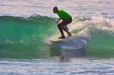 Kaliforniya 'nın Rincon noktasında sörf. 01-18-2021.