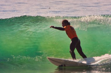 Kaliforniya 'nın Rincon noktasında sörf. 01-18-2021.