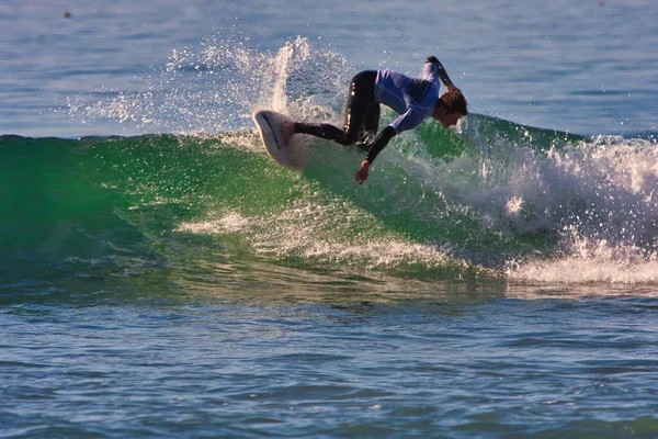 カリフォルニア州でのRincon Classicのサーフィン01 2021 — ストック写真