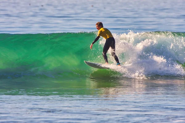 カリフォルニア州リンコンポイントでのサーフィン01 2021 — ストック写真