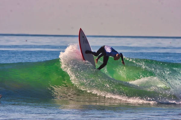 カリフォルニア州リンコンポイントでのサーフィン01 2021 — ストック写真