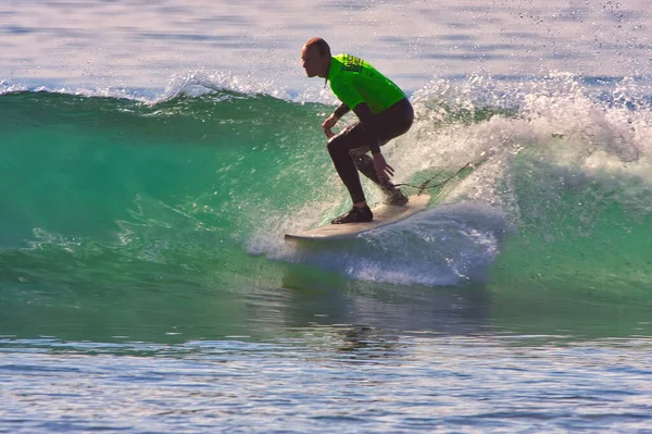Kaliforniya 'nın Rincon noktasında sörf. 01-18-2021.