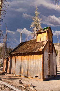 Sonbaharda Mamut dağında yürüyüş.