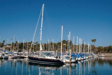 Santa Barbara Limanında tekne gezisi