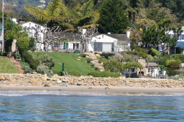 Santa Barbara 'da Hammonds sahilinde sörf ve tekne gezisi.