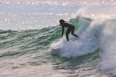 Kaliforniya 'nın Rincon noktasında kış dalgalarında sörf yapmak 01-23-2021