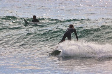 Kaliforniya 'nın Rincon noktasında kış dalgalarında sörf yapmak 01-23-2021