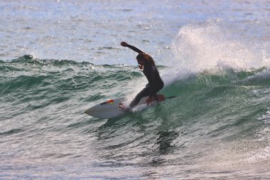 Kaliforniya 'nın Rincon noktasında kış dalgalarında sörf yapmak 01-23-2021