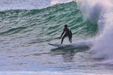 Kaliforniya 'nın Rincon noktasında kış dalgalarında sörf yapmak 01-23-2021