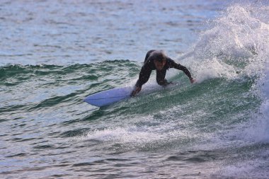 Kaliforniya 'nın Rincon noktasında kış dalgalarında sörf yapmak 01-23-2021