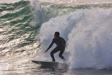 Kaliforniya 'nın Rincon noktasında kış dalgalarında sörf yapmak 01-23-2021