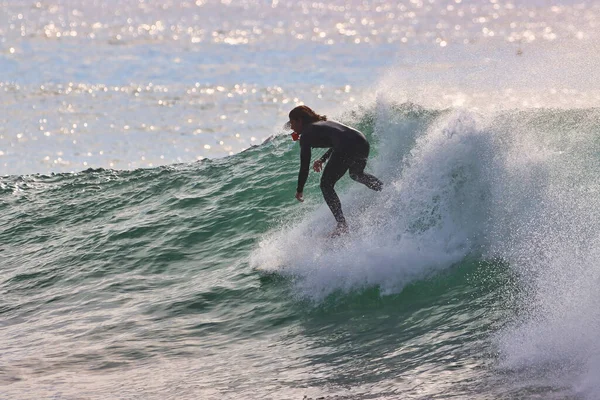 Kaliforniya 'nın Rincon noktasında kış dalgalarında sörf yapmak 01-23-2021