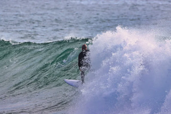 Surfing Falach Zimowych Punkcie Rincon Kalifornii 2021 — Zdjęcie stockowe