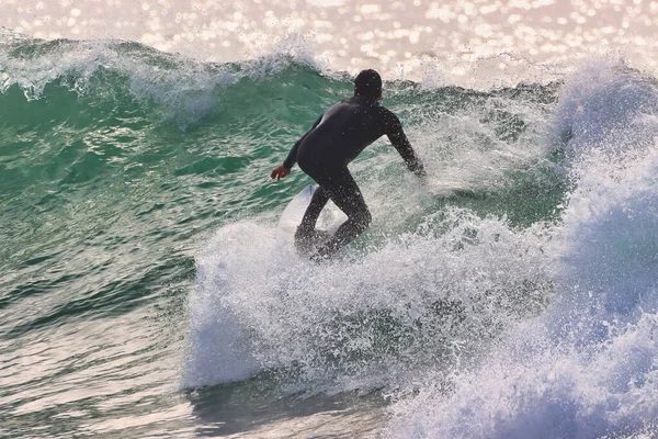 Kaliforniya Nın Rincon Noktasında Kış Dalgalarında Sörf Yapmak 2021 — Stok fotoğraf
