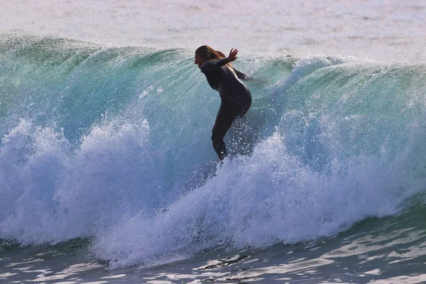 Surfing Falach Zimowych Punkcie Rincon Kalifornii 2021 — Zdjęcie stockowe