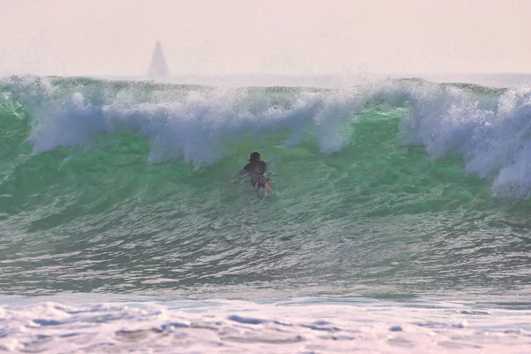 Surfing Falach Zimowych Punkcie Rincon Kalifornii 2021 — Zdjęcie stockowe