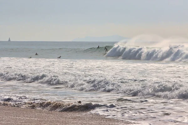 Surfing Vintervågor Vid Rincon Punkt Kalifornien 2021 — Stockfoto