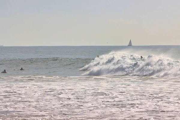 Surfing Falach Zimowych Punkcie Rincon Kalifornii 2021 — Zdjęcie stockowe