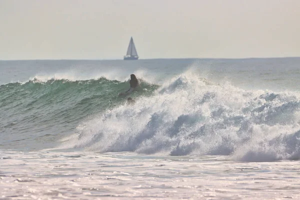 カリフォルニア州リンコンポイントでの冬の波のサーフィン01 2021 — ストック写真