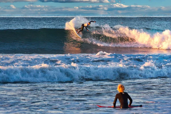 Surffaus Rincon Classic Surfing Kilpailussa — kuvapankkivalokuva