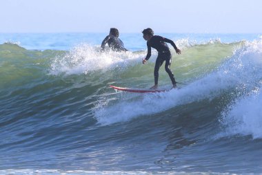 California 'daki Rincon Point' te sonbahar sörfü günü