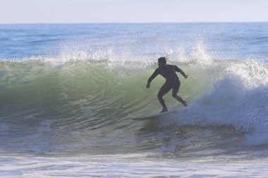 California 'daki Rincon Point' te sonbahar sörfü günü