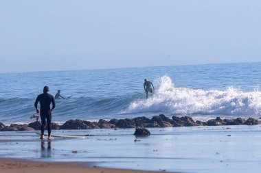California 'daki Rincon Point' te sonbahar sörfü günü