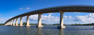 Wabaso köprüsü Vero Beach, Florida 'daki kıyı şeridi üzerinde.