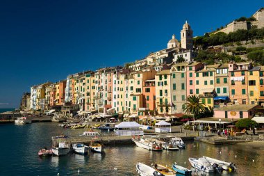 Limandaki renkli evler, Portovenere, Cinque Terre, La Spezia, Riviera di Levante, Liguria, İtalya, Avrupa