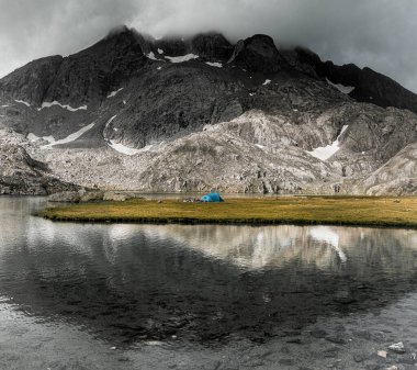 Güzel gölü olan harika bir vadi manzarası