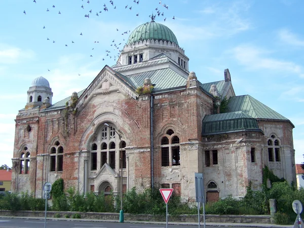 Eski Yahudi sinagog yıkıldı